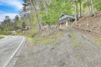 Lake-view Cabin w/ Furnished Deck in Hadley! - Wifi