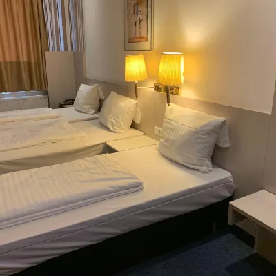 Hotel New Fair Munich Messe Отели рядом с достопримечательностью «Станция метро Moosfeld»