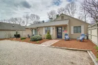 2 Mi to Beach: Charming Cape Cod Home w/ Patio! - Parkering