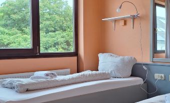 2 Rent Group Hostel Rooms Aub162 - 0226512000lzebxom0F3E R 339 206 R5 D  munich car rental