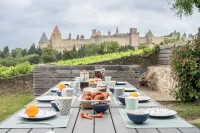 200 meters from the Cité, luxury 2jacuzzis villa and heated swimming pool
