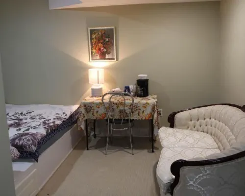 Ivy Den Hotels in Oakville