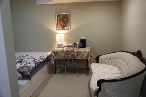 Ivy Den Hotels in Milton