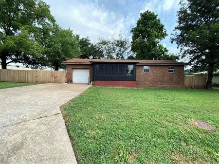 Comfortable House in Tahlequah, OK Отели рядом с достопримечательностью «Чероки Нешнел Призон Музеум»