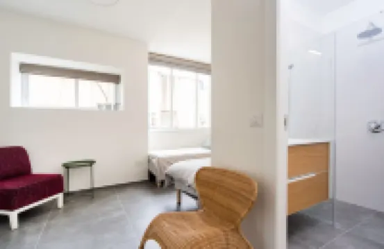 Modern 2BR Apt w Private Parking in City Center  호텔