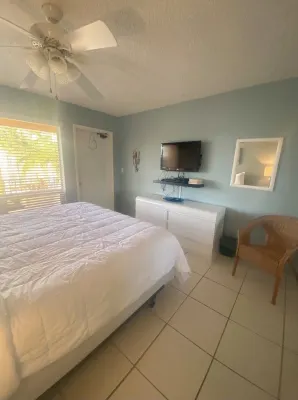 2 Bdr on the water . Amazing views Heated Pool at The Aloha 1 block to Beach