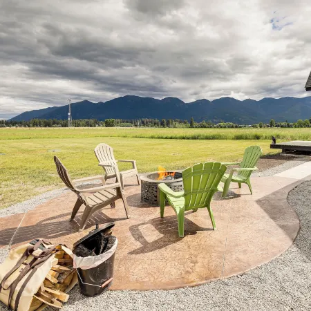 Kalispell Mountain Getaway w/ Hot Tub & Fire Pit!