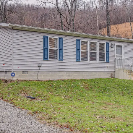 Pet-Friendly Home ~ 10 Mi to Hocking Hills!