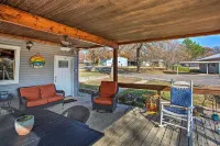 Kingston Getaway < 2 Mi to Lake Texoma! - 2-Star