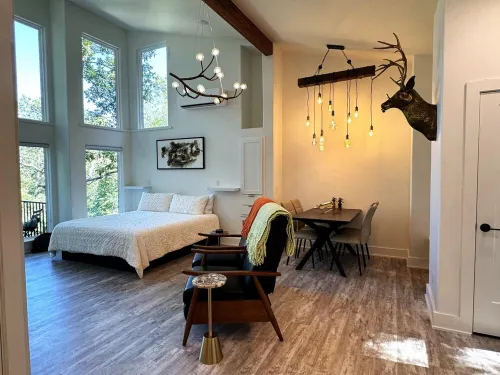 Firefly1 - luxury treehouse, hot tub, lake access, ample parking, full kitchen