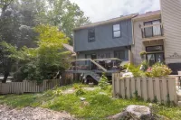 Charming Pet-Friendly Stay - Near Bay & Beaches. Hotels near Flounder Pavilion Beach Front