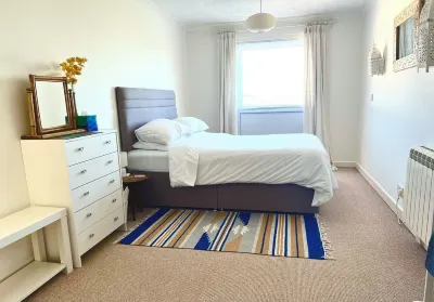 One bedroom 1st floor apartment with balcony and close to the beach and town Hotels near Avalon Art