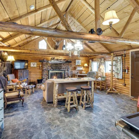 Remote Escape Klamath Falls Cabin by Lake and Hikes