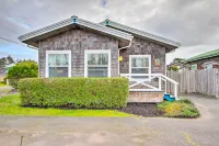 Airy Coastal Escape w/ Deck - Steps to Beach! - que admiten mascotas
