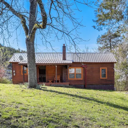 < 1 Mi to White River! Pet-Friendly Cabin in Guion
