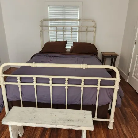 Cozy 1 bedroom cabin in peaceful Trinity Center with AC
