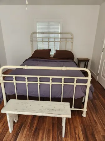 Cozy 1 bedroom cabin in peaceful Trinity Center with AC