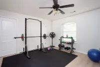 Private Pool, BBQ, Workout area, KING Beds, Park across street+ basketball court