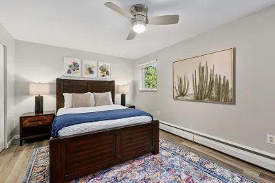 The Coral Suite, Stylish Stay in Old Town FoCo Hotel a 