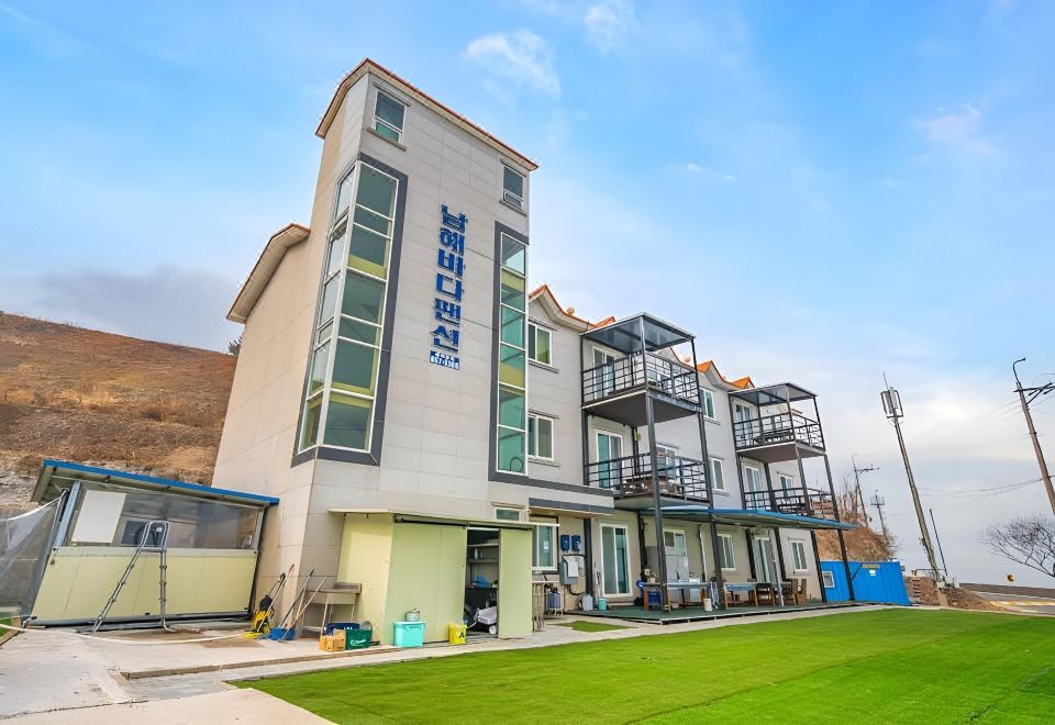 [남해바다펜션의 전경 사진]