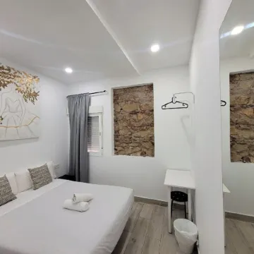 Ayz Silvela - Auto Check-in Property