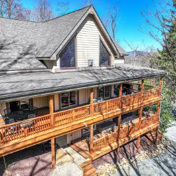 Huge Decks, Hot Tub, Fire Pit & Dog Friendly. Close to Boone and Banner Elk.