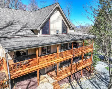 Huge Decks, Hot Tub, Fire Pit & Dog Friendly. Close to Boone and Banner Elk. Hotels in Seven Devils