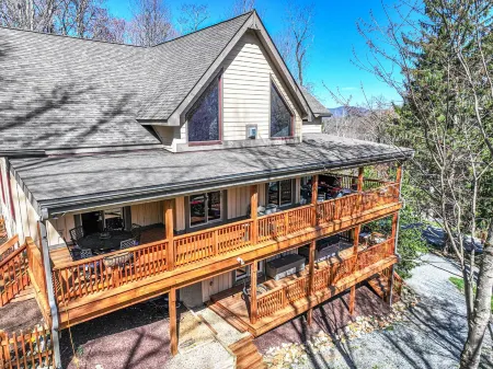 Huge Decks, Hot Tub, Fire Pit & Dog Friendly. Close to Boone and Banner Elk.