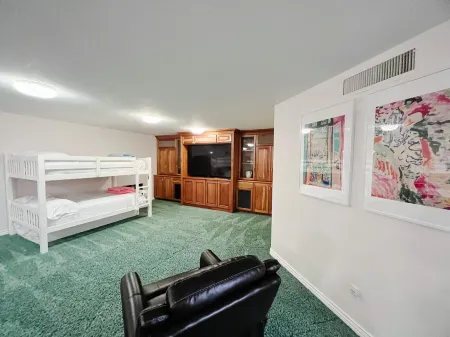 The Skyline Villa - Family Getaway Heaven in the Heart of Saint George, UT Отели рядом с достопримечательностью «Ред Хилс Десерт Гарден»