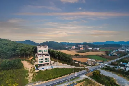 Taean (Anmyeondo) Indigo Nine Pool Villa Отели рядом с достопримечательностью «Kkotji Beach»