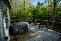 Sweet Retreat Cabin on 2acres of woods, 2miles from Lake Martin, pet friendly