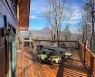 Charming Mountain View Cabin, Rumbling Bald, Lake Lure