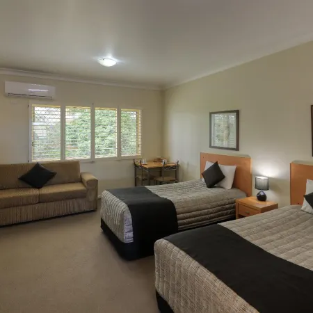 Country Roads Motor Inn