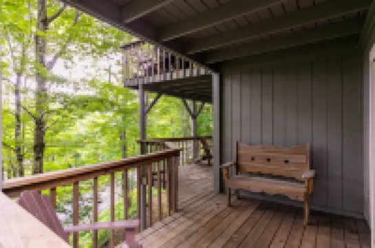 Mountain Views and Cozy Fire Pit - Charming Retreat