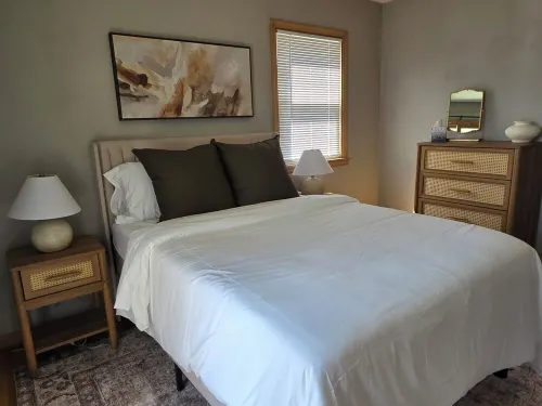 Comfy 2-Bedroom Apartment Near Downtown