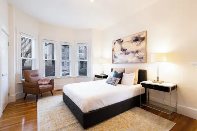 Next to ocean, 5 min to downtown or to the airport by T Hotels in East Boston