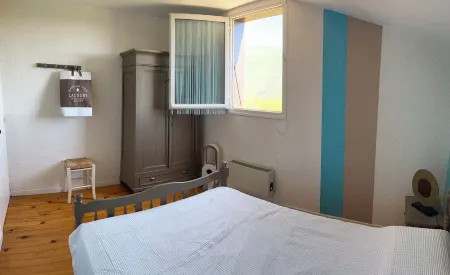 Large bastidon with exceptional views, on the edge of a hill.