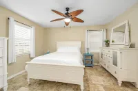 Pool Home Hideaway - 3 Bedrooms in Port St John - Watch Launches from the Pool!