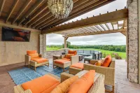 Outdoor Oasis: Luxe Flat in Mt Horeb! - Apartments