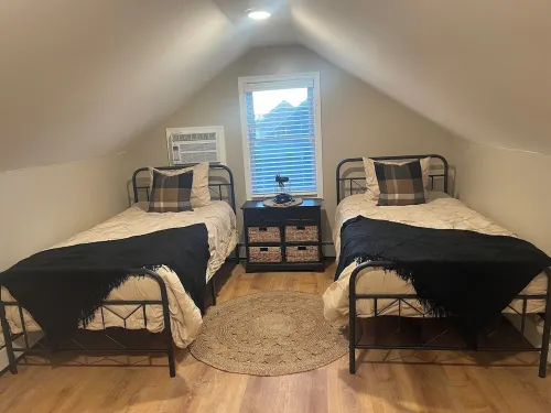 Charming 2 -bedroom cottage farmhouse  with WiFi and AC in Old Forge Hotels in Old Forge