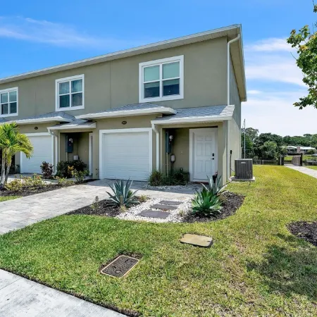 Waterfront 2-bdrm townhome with WiFi, AC, walking distance to EGAD food & shops