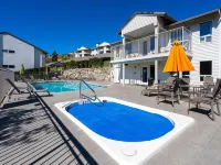 Lovely 2-bedroom condo in Chelan, close to town with mountain views فنادق في شيلان
