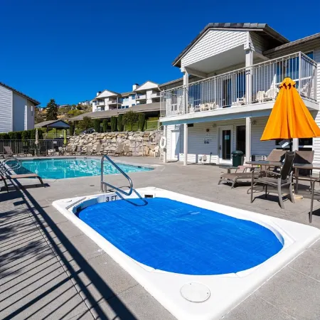Lovely 2-bedroom condo in Chelan, close to town with mountain views