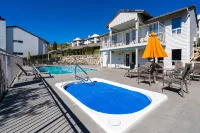 Lovely 2-bedroom condo in Chelan, close to town with mountain views
