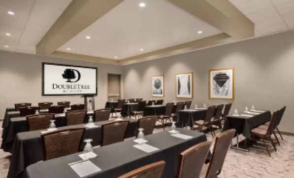 DoubleTree by Hilton St. Paul East