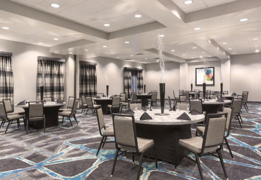 엠버시 스위트 바이 힐튼