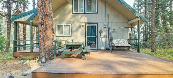 Hillside Hideaway Warm and Cozy Terrace Lakes Cabin Hotels in Boise County