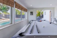 Sunny & Heated Pool Vacation Home, Beach Proximity, Cozy Beds & Wi-Fi