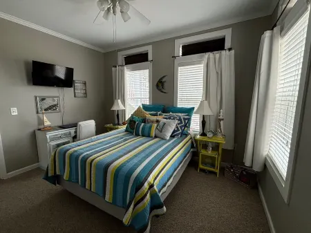 Beach Front Cozy 2-bedroom condo in peaceful Pass Christian with WiFi, AC