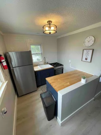 Charming 2-bedroom cottage and courtyard with WiFi, AC in Seaside Heights